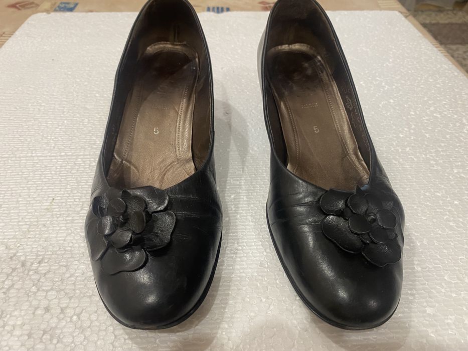 Продам босоножки 2 пары