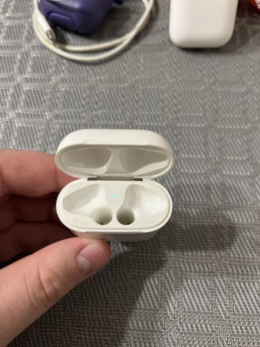 Продам Airpods 2 +два кейса Оригинал б/у