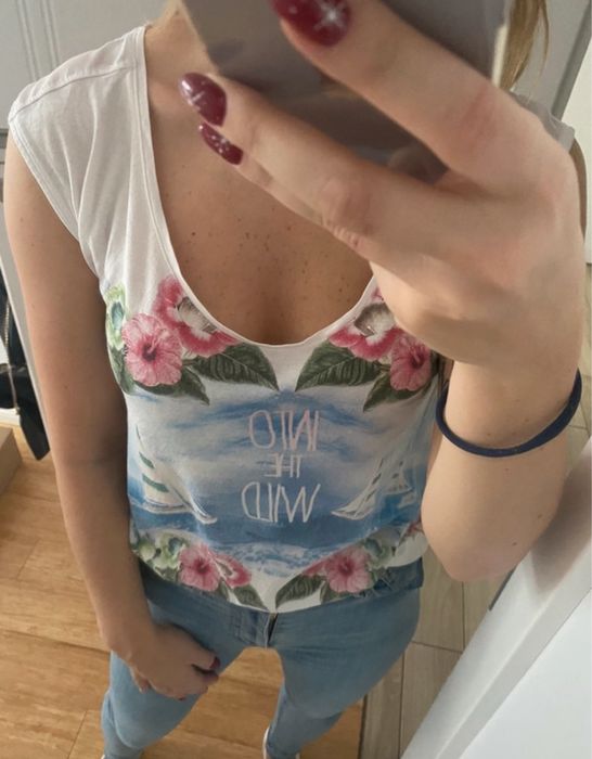 Stradivarius s koszulka z krotkim rekawem i duzym dekoltem floral