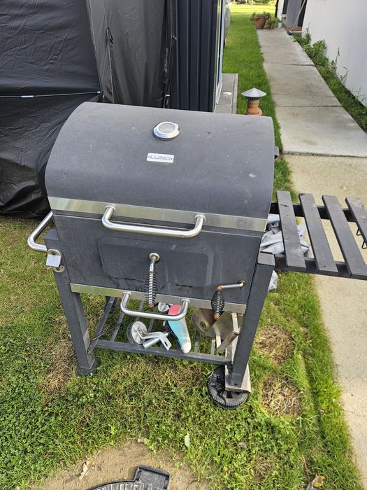 Grill węglowy, dwa ruszty.