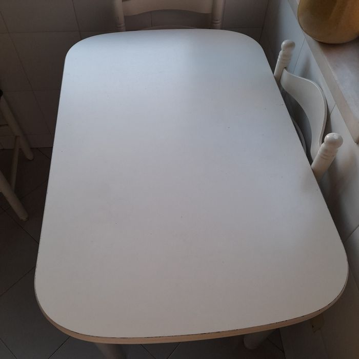 Mesa de cozinha extensivel ate 1,55m. Quatro cadeiras e um banco.
