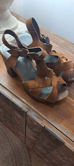 Sandálias em pele com salto compensado
