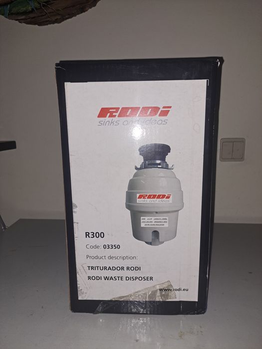 Vendo um triturador de resíduos alimentares Rodi R300 com isolamento acústico total e capacidade de 1300 ml. Novo sem uso algum  com manuais.