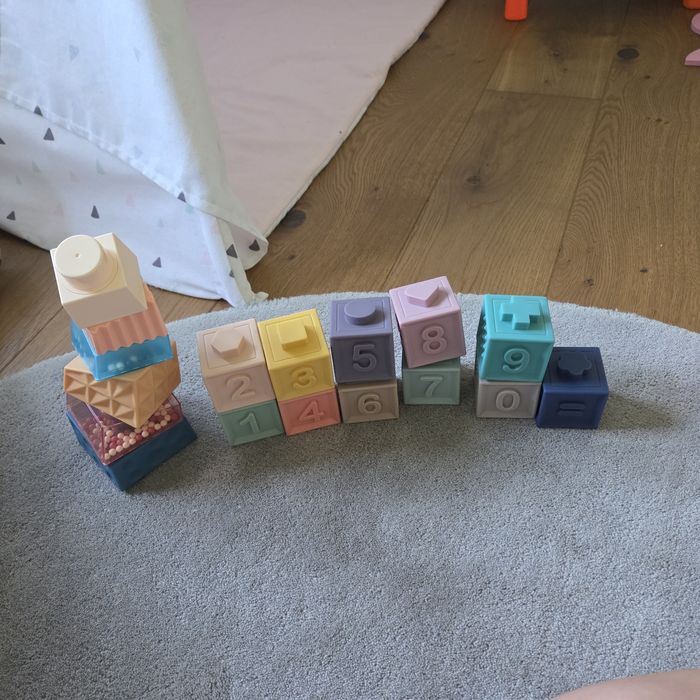 Klocki sensorycze+piramidki zabawki