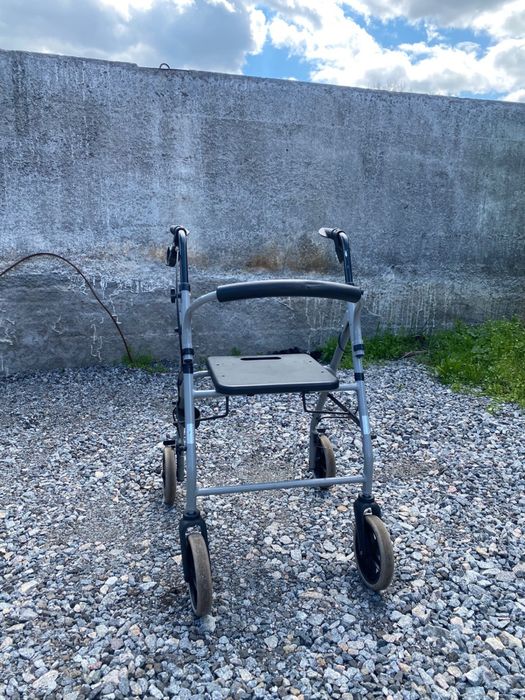 Продам инвалидную коляску