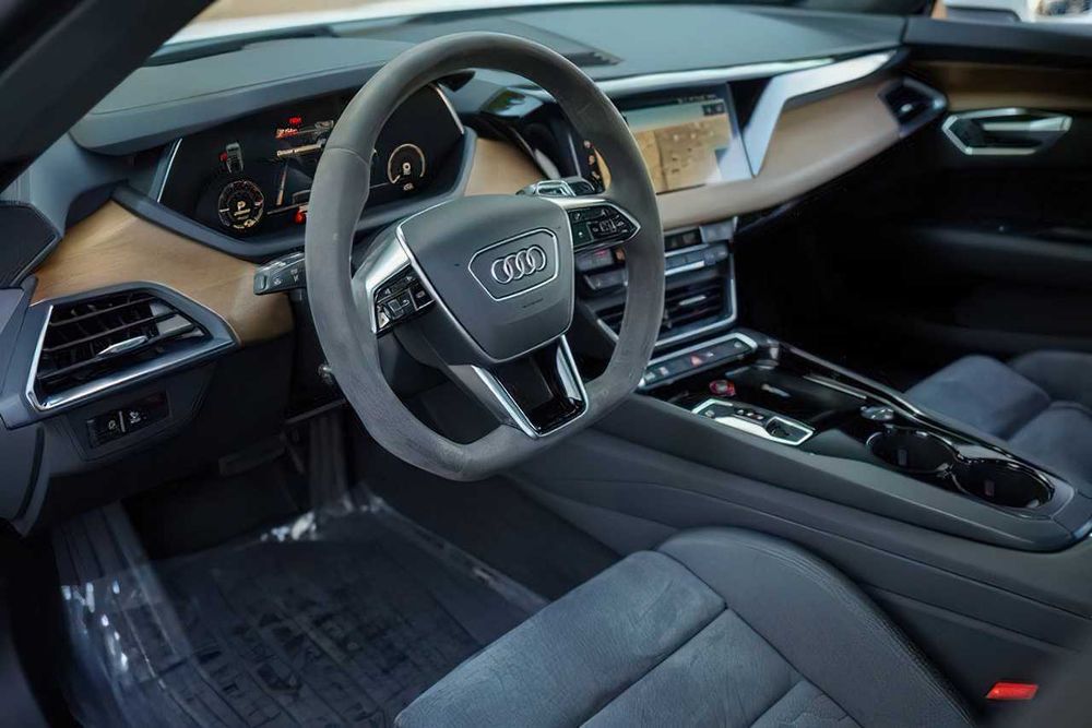 Audi e-tron      2022