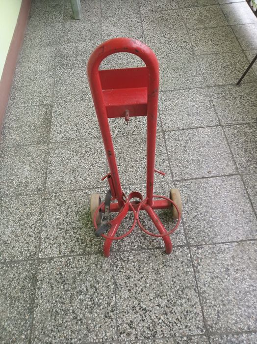 Podwójny stojak na gaśnice.