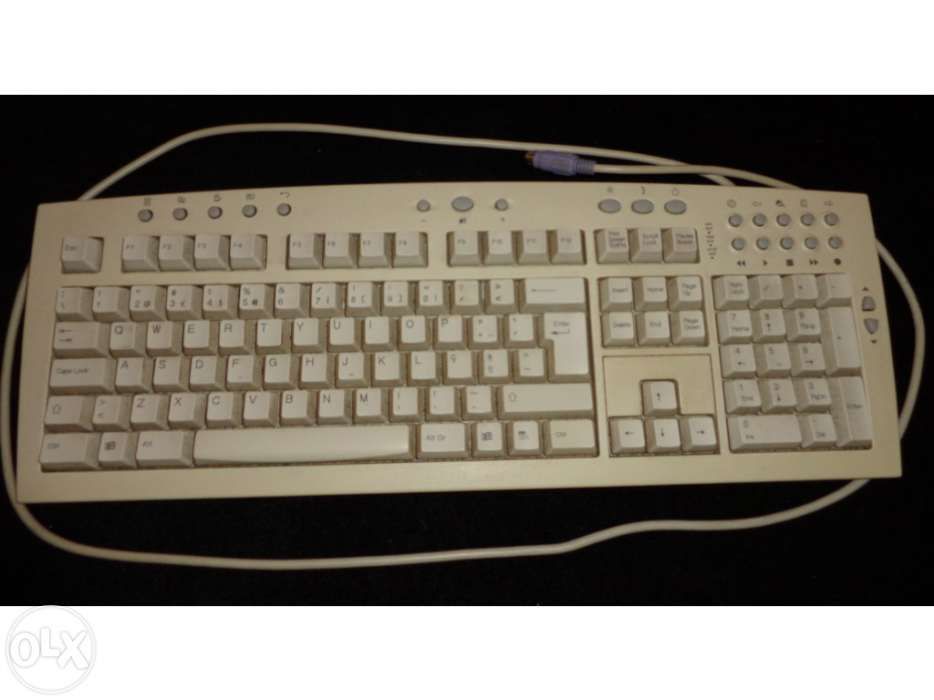 Teclado de computador com CD de instalação