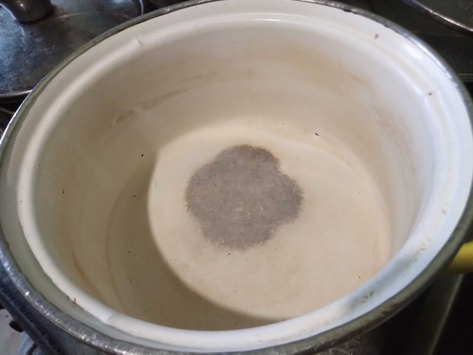 Комплект. Эмалированная кастрюля и Силиконовый половник, черпак.