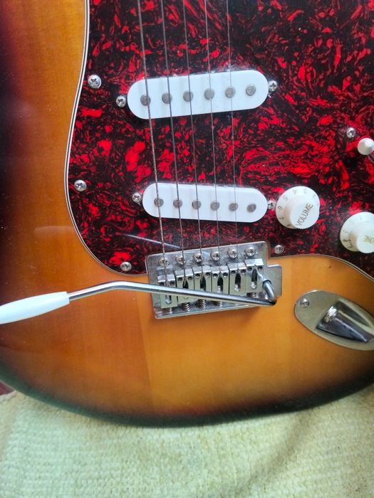 Guitarra Elétrica Squier Strat + Amplificador