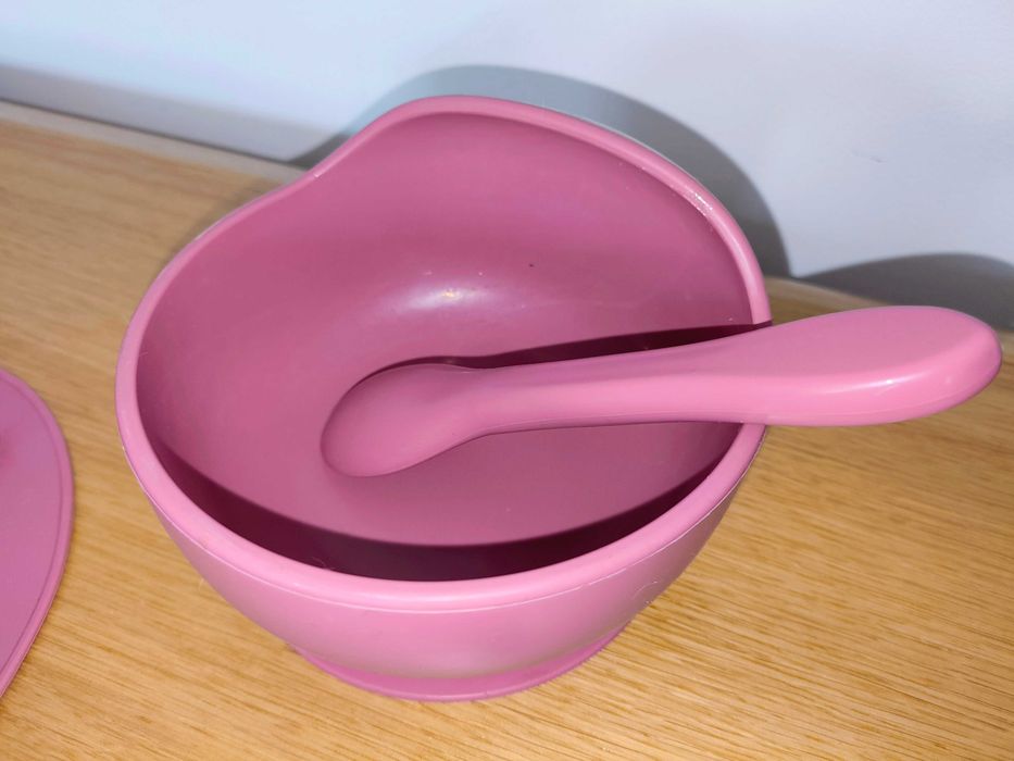Conjunto de Refeição em Silicone para Bebé (Prato com Ventosa + Tigela + Colher + Babete)