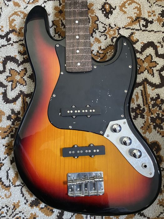 Baixo eléctrico Squier