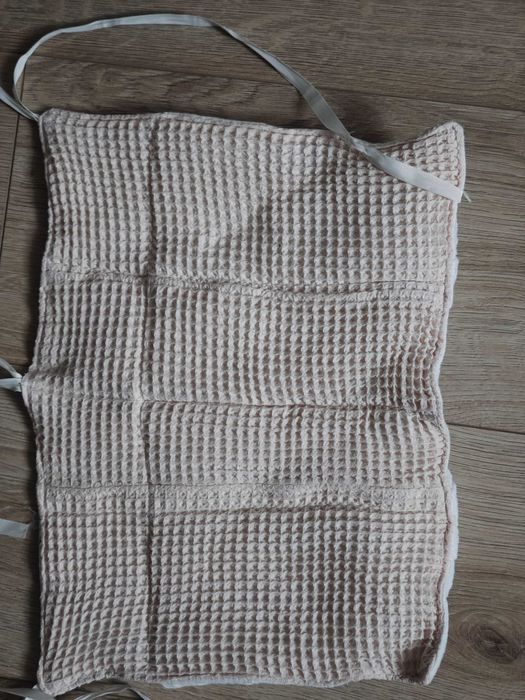 Muślinowy organizer do łóżeczka