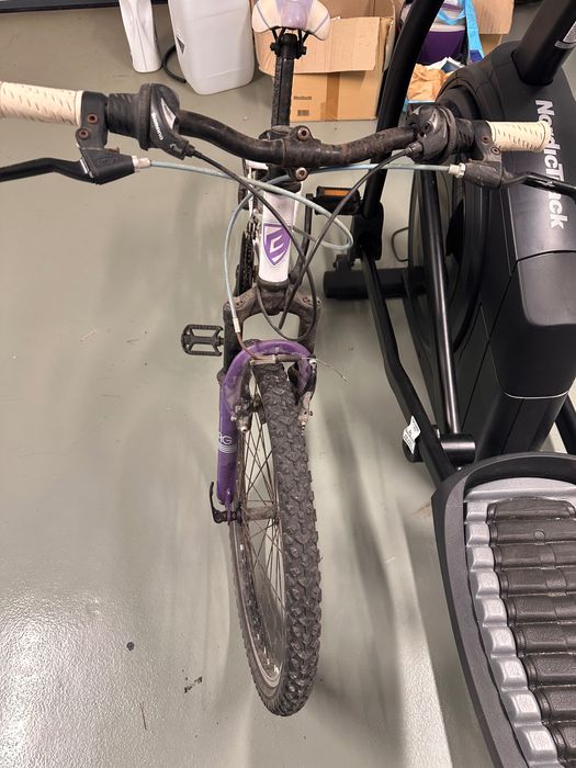 Bicicleta de criança - menina com muito pouco uso.