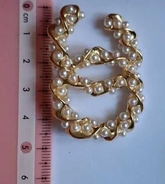 Elegancka broszka perełkowa, złoty kolor – styl klasyczny, old money