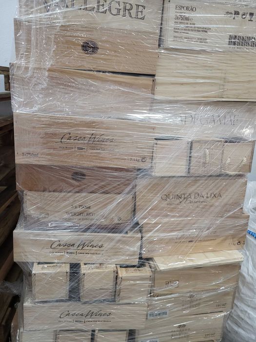 Lote de caixas de vinho em madeira gravada
