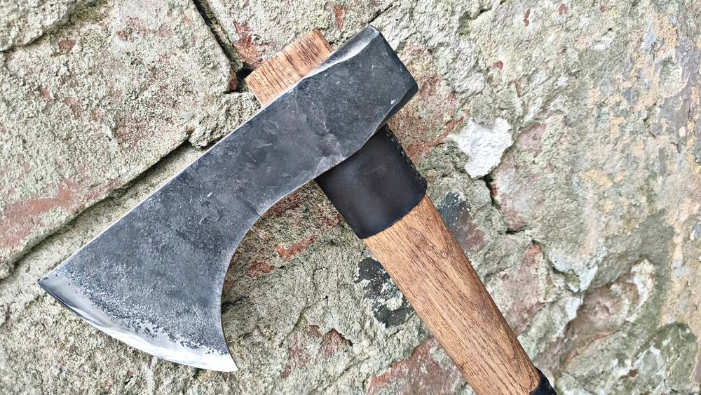 Tomahawk survivalowy kuty