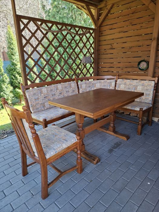 Ławka narożna ze stołem i krzesłem