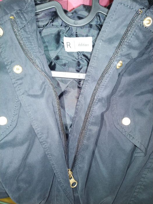 Casaco preto e um casaco com pêlo