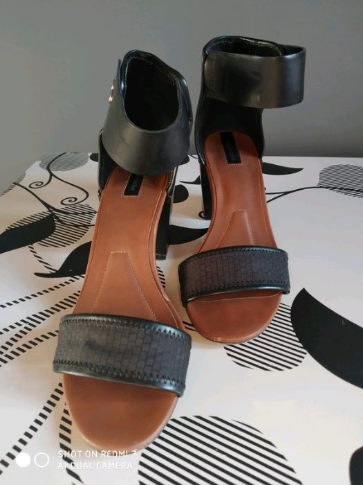 Śliczne sandałki New Look