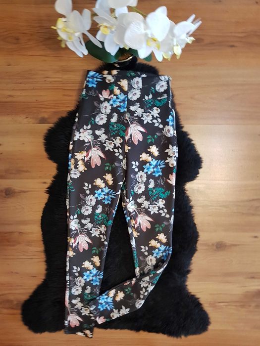 Nowość 2026:) spodnie/legginsy w kwiaty STRADIVARIUS roz XS