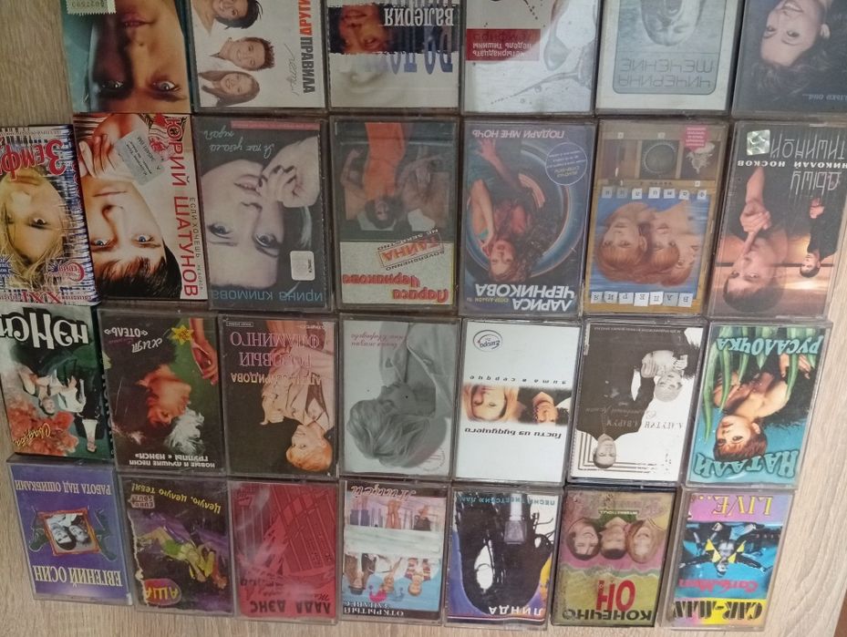 Аудіо касети,  в різному стані.