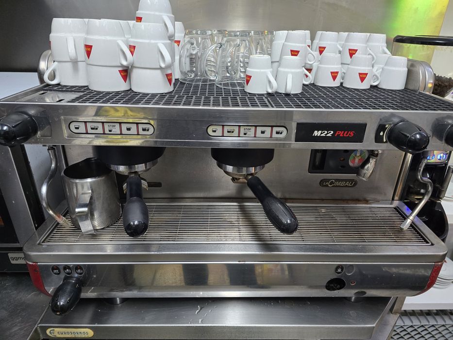 Vendo maquina de café cimbali m22 plus a funcionar
