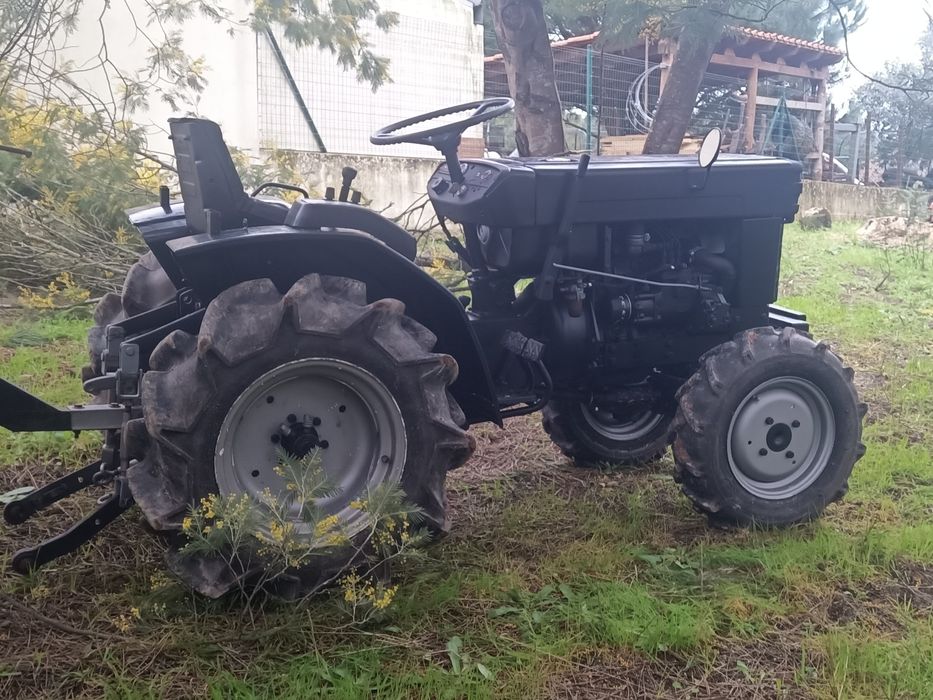 Trator Mitsubishi 4x4