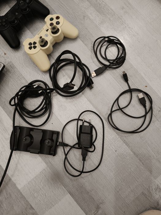 Play station 3 slim , 3 pady oryginalne i ładowarka do nich. GTA V