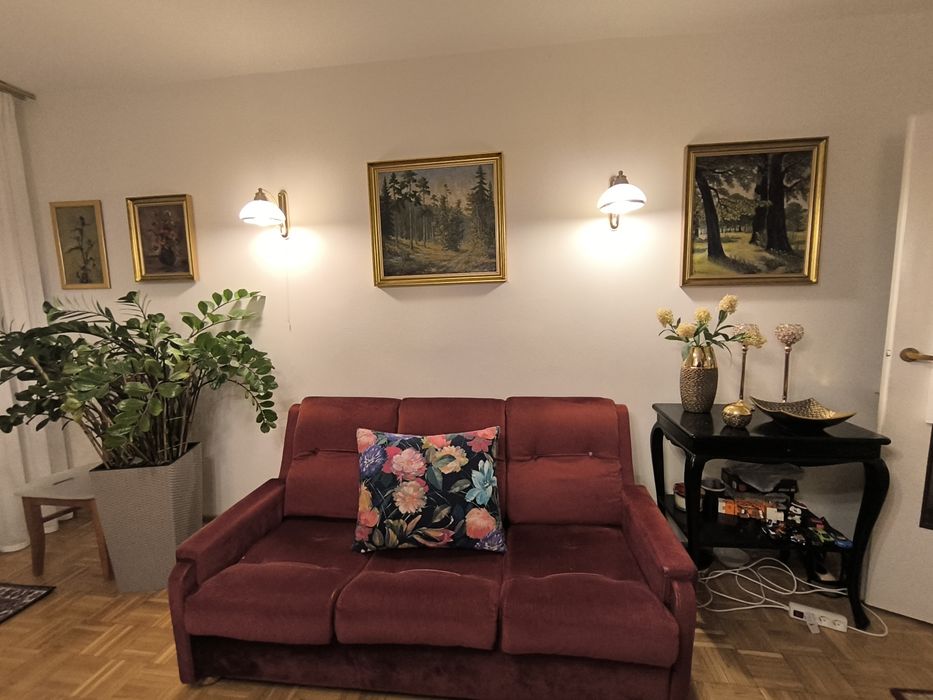 Elegancki komplet mebli do salonu – bordo, welur, stół, 8 krzeseł, komody i oświetlenie
