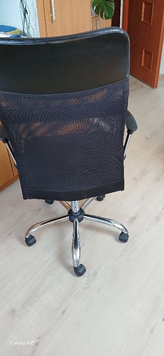 Krzesło fotel na kółkach obrotowe.b. ładne.