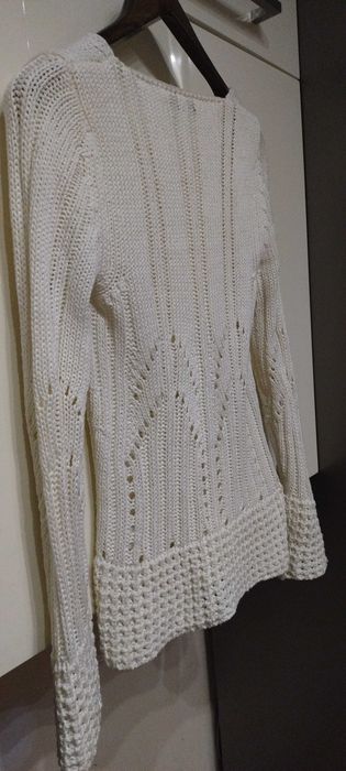 Sweter biały w ażurowe wzory.