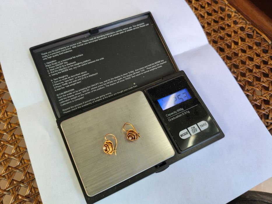 Brincos de  flor em ouro antigo não contrastado  com diamantes