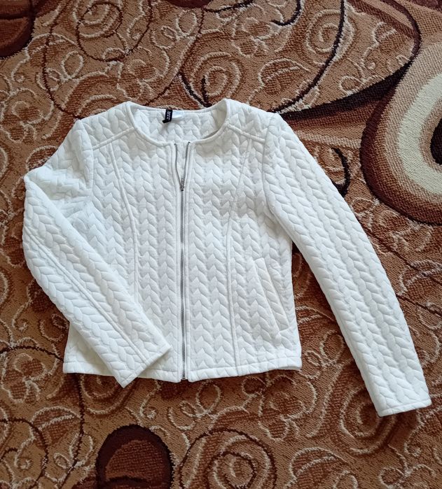 Biała bluza na suwak