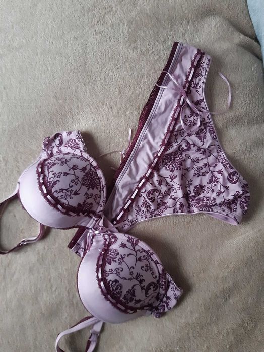 Esotiq zestaw biustonosz 75 B i figi stringi L może być push-up
