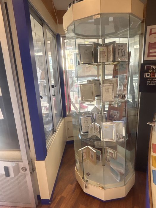 Vitrine Expositora Giratória em Vidro com Luz – 2 Metros