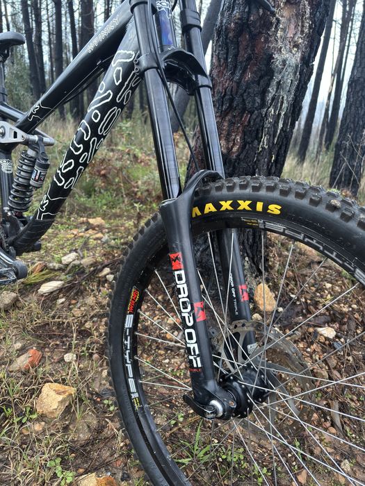 Bicicleta Downhill Kona