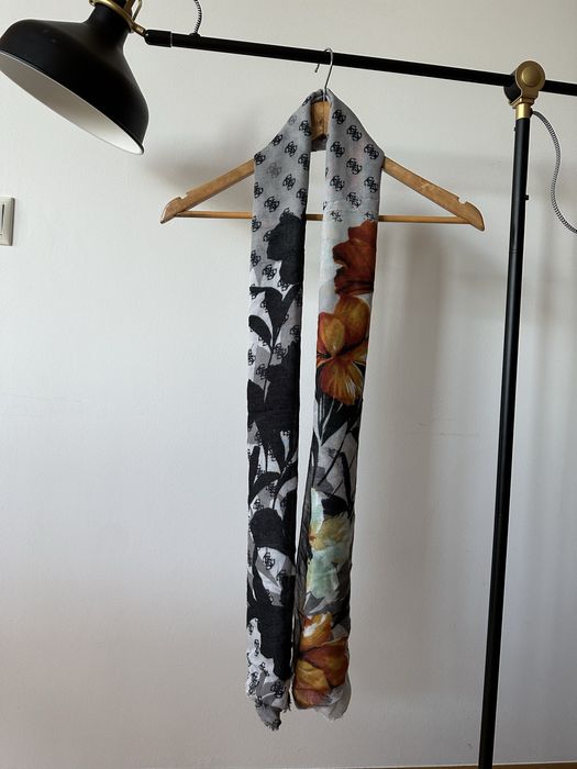 Lenço / cachecol com estampa Guess