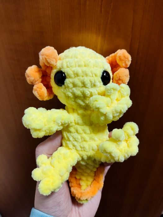 Aksolotl żółty z łapkami, maskotka amigurumi pluszak na szydełku