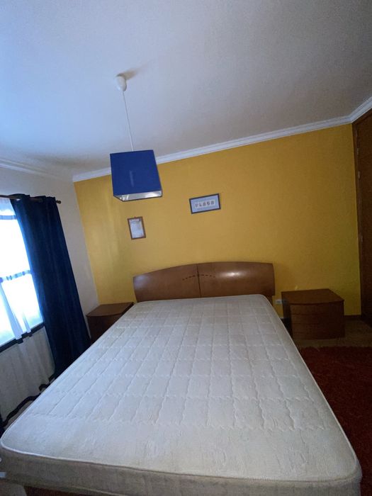 Cama casal XL com mesas de cabeceira