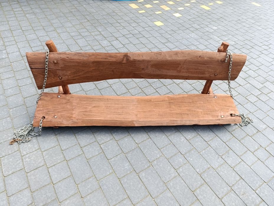 Ławka drewniana z łańcuchami