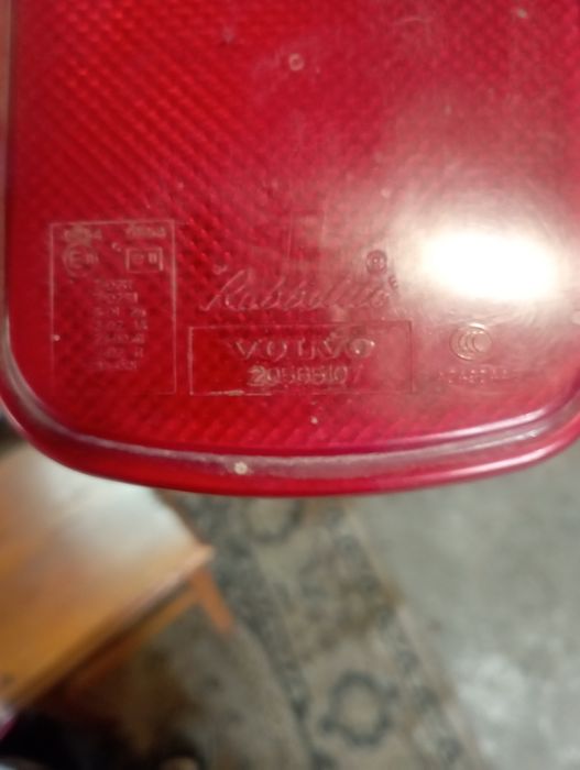 Продам стекло правое заднего фонаря Volvo