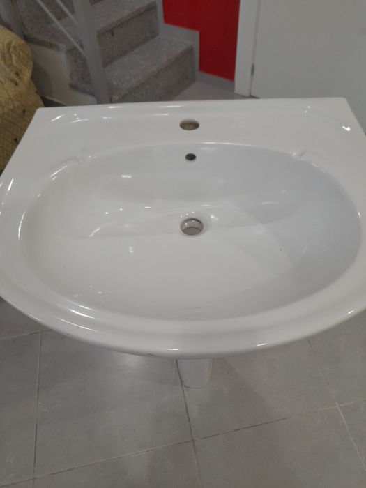 Dois lavatório brancos