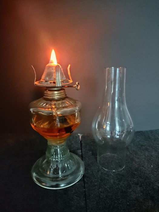 Szklana lampa naftowa z kloszem