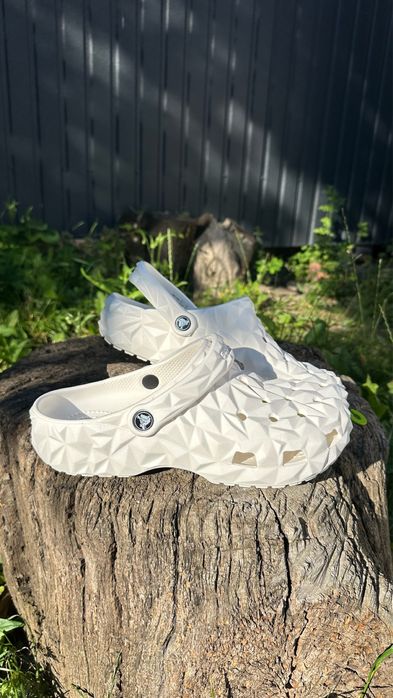 crocs geometric classic крокси геометрія рожеві лимонні молочні чорні