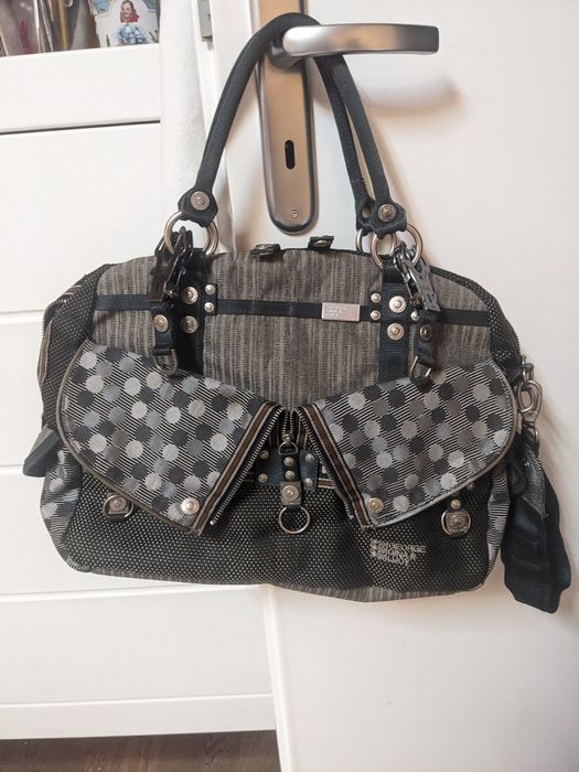 Ogłoszenie  od 2.4 do 10.4 Torebka z   2 karabinkami.  orginalna .