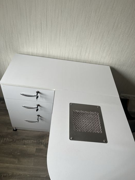 Продам манікюрний стіл з 1.04