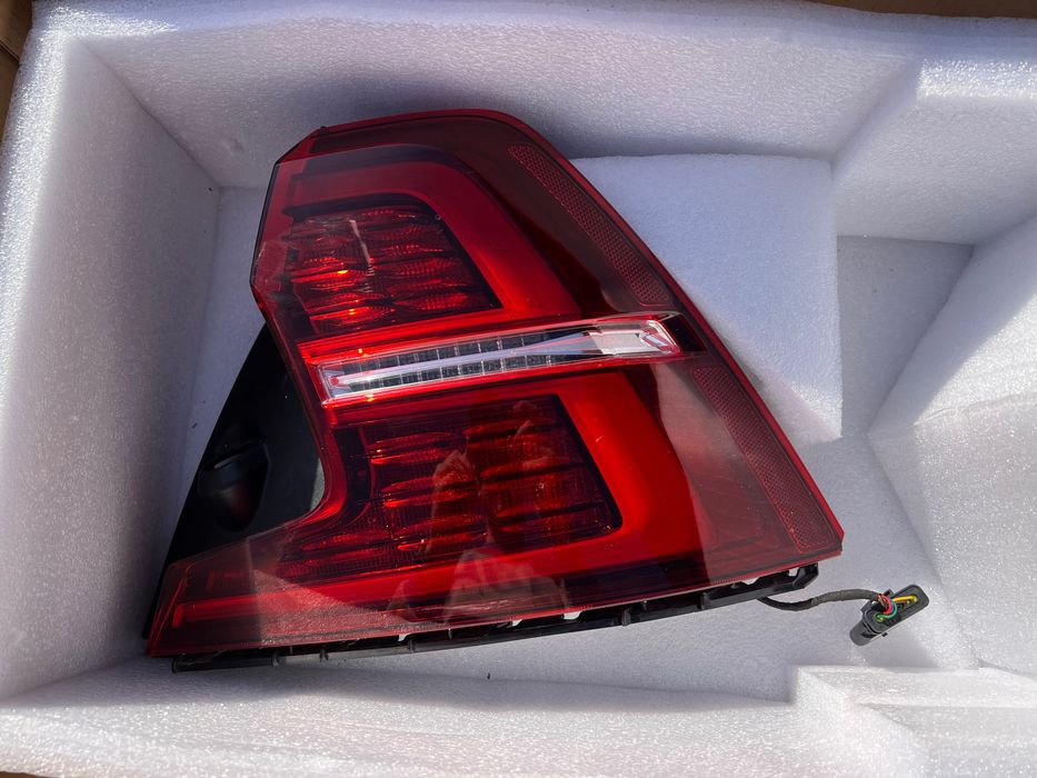 Lampa prawa tył Volvo S60 USA