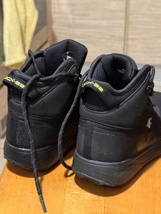 Buty  zimowe z 4F , rozm. 34 uniwersalne w bdb stanie