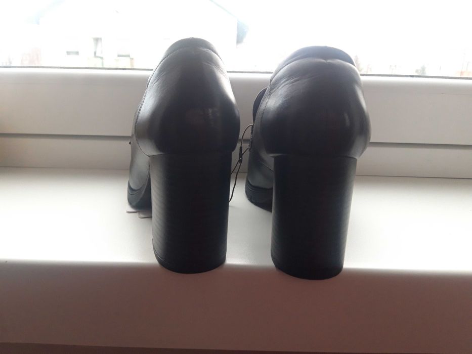 Nowe półbuty Lasocki rozm. 39